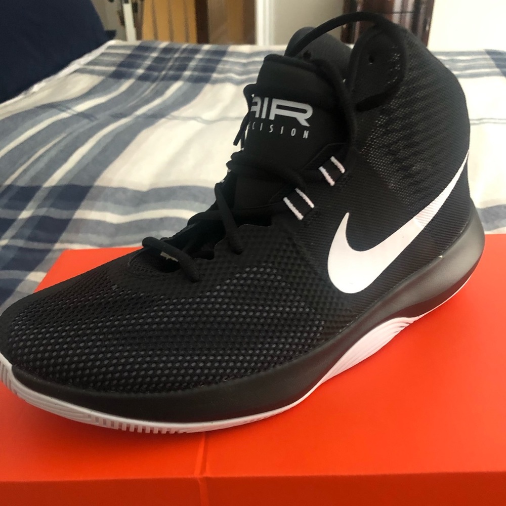 💥NIB💥.  Men’s Basketball Sneakers